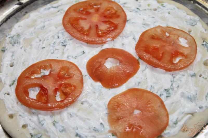 Фото приготовление рецепта: Сырная пицца с помидорами шаг №3
