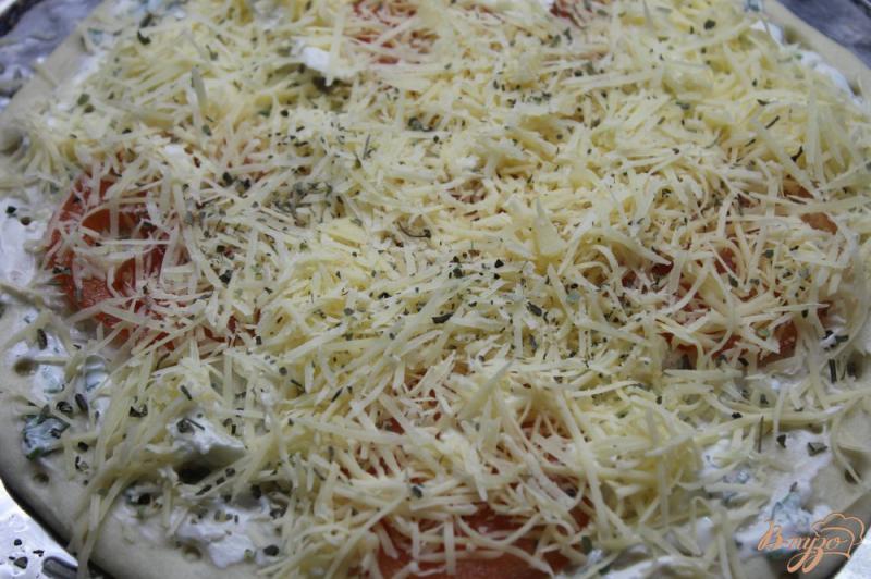 Фото приготовление рецепта: Сырная пицца с помидорами шаг №6