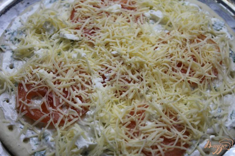 Фото приготовление рецепта: Сырная пицца с помидорами шаг №4