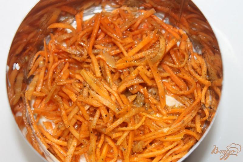 Фото приготовление рецепта: Слоеный салат с курицей и корейской морковью шаг №3