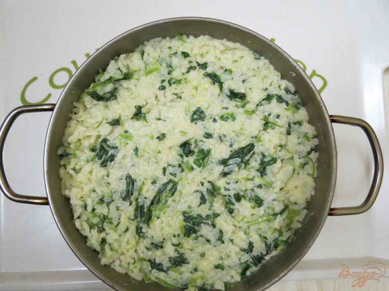 Фото приготовление рецепта: Рис со шпинатом в сливочном соусе шаг №7