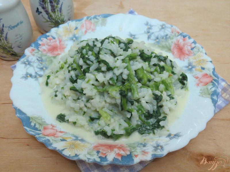 Фото приготовление рецепта: Рис со шпинатом в сливочном соусе шаг №8