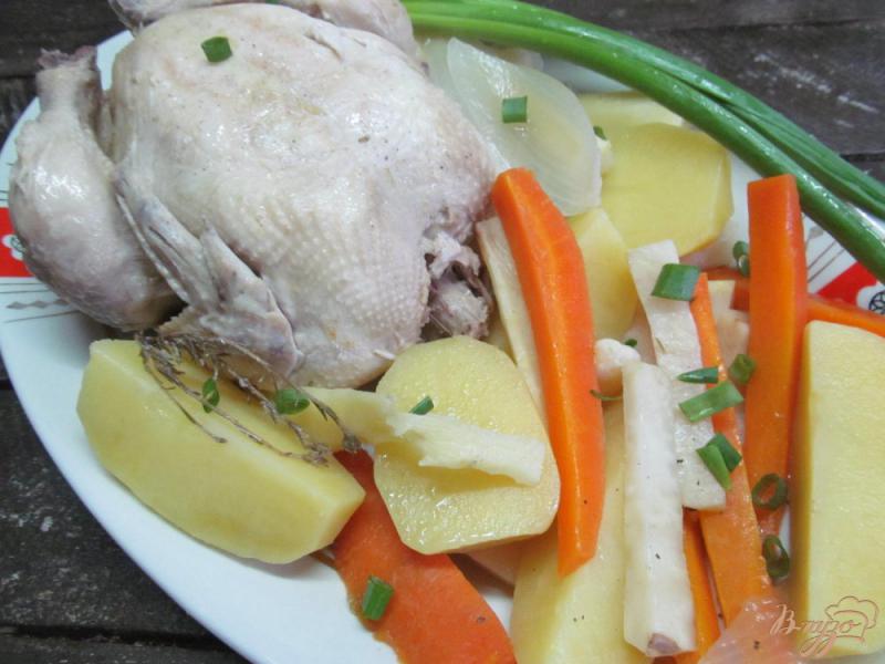 Фото приготовление рецепта: Вареная курица с овощами шаг №7