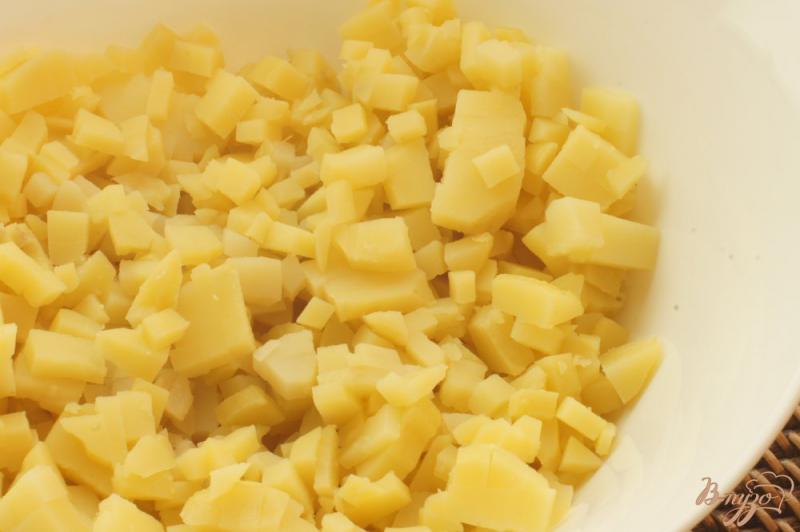 Фото приготовление рецепта: Салат с картофелем, сыром, кокосовой стружкой шаг №2