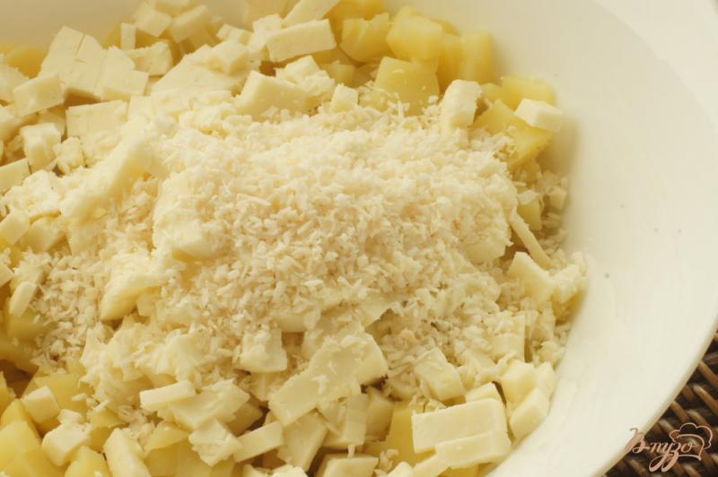 Фото приготовление рецепта: Салат с картофелем, сыром, кокосовой стружкой шаг №4