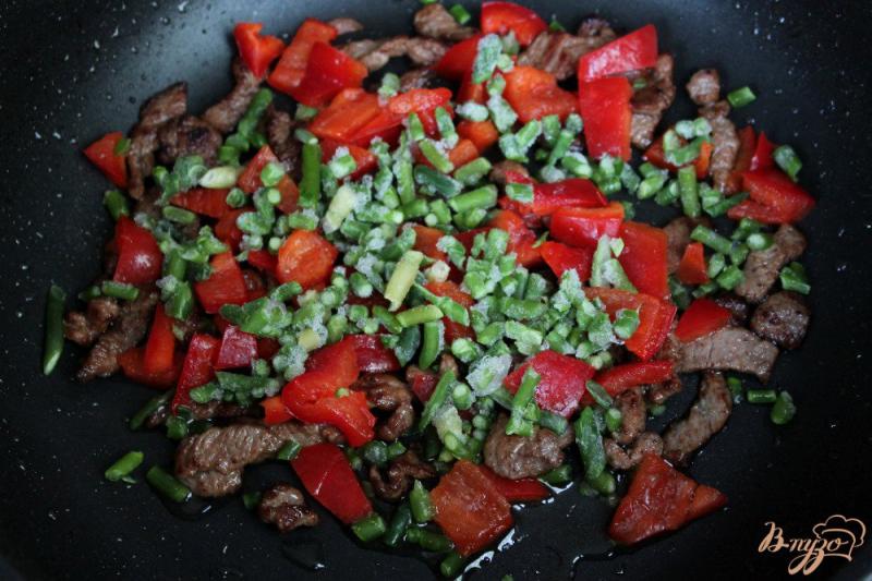 Фото приготовление рецепта: Теплый салат их телятины, перца и помидоров черри шаг №3