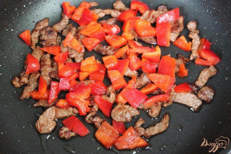 Фото приготовление рецепта: Теплый салат их телятины, перца и помидоров черри шаг №2