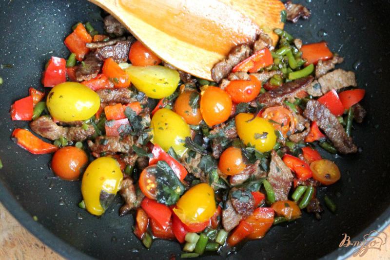 Фото приготовление рецепта: Теплый салат их телятины, перца и помидоров черри шаг №4