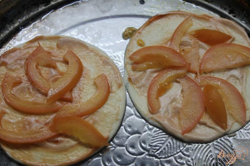 Фото приготовление рецепта: Мини пицца из слоеного теста с помидорами и беконом шаг №3