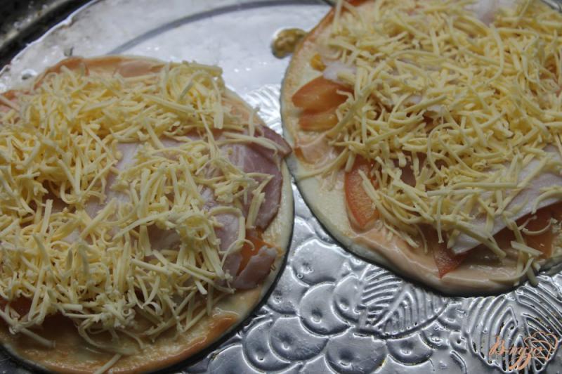 Фото приготовление рецепта: Мини пицца из слоеного теста с помидорами и беконом шаг №5