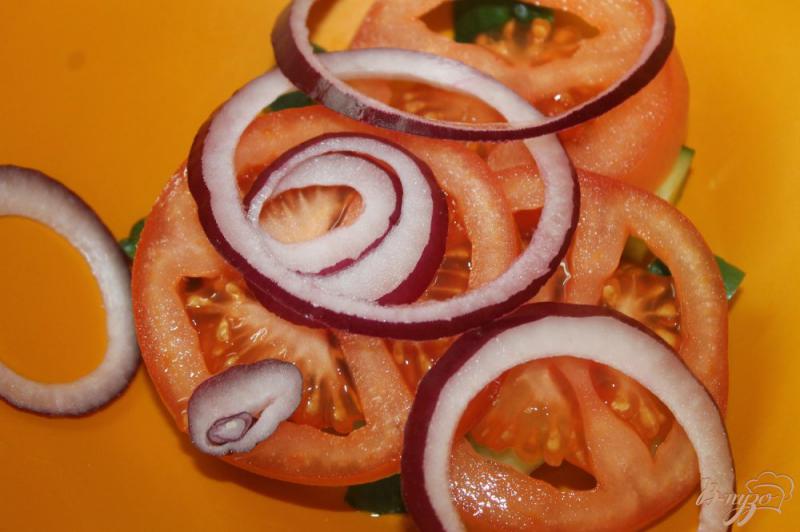 Фото приготовление рецепта: Овощной салат с зеленью и фетой шаг №3