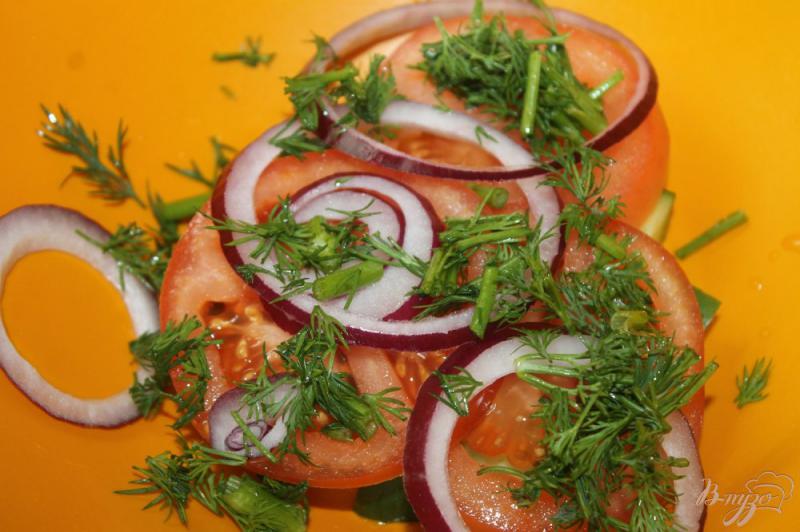 Фото приготовление рецепта: Овощной салат с зеленью и фетой шаг №4