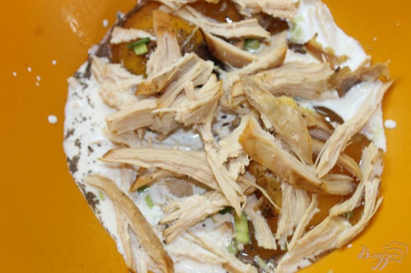 Фото приготовление рецепта: Омлет с куриным мясом и зеленым луком шаг №3