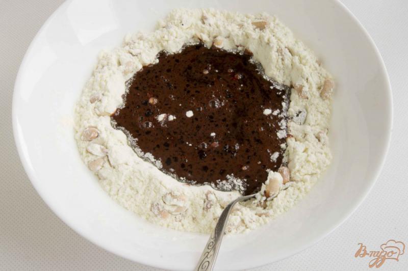 Фото приготовление рецепта: Орехово-шоколадный десерт шаг №4