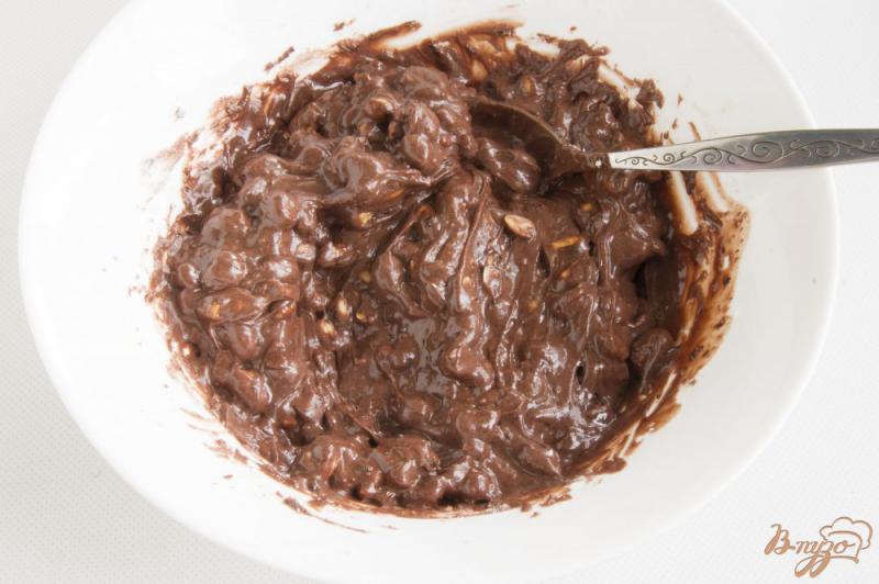 Фото приготовление рецепта: Орехово-шоколадный десерт шаг №5