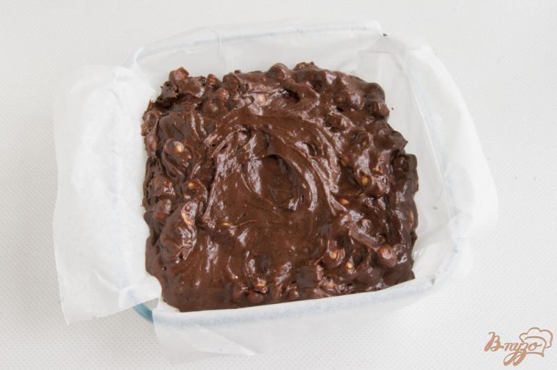 Фото приготовление рецепта: Орехово-шоколадный десерт шаг №6