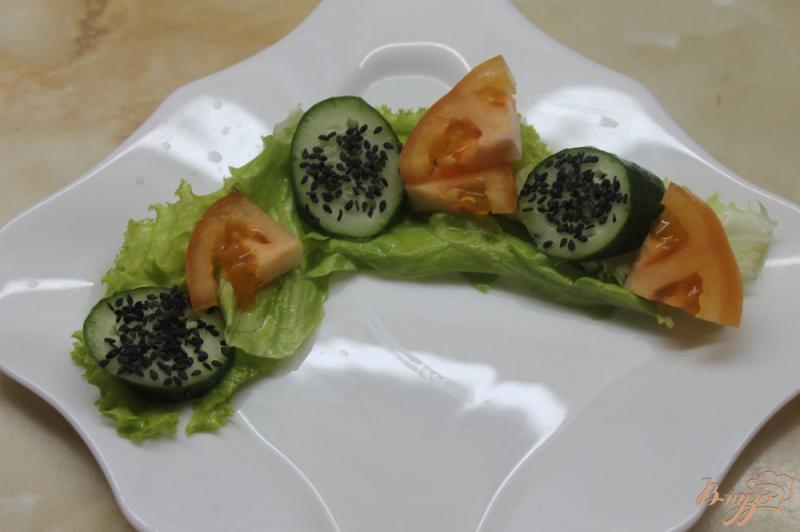 Фото приготовление рецепта: Листовой салат с беконом и овощами шаг №3