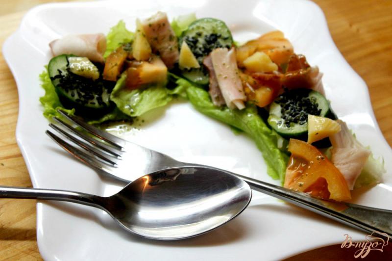 Фото приготовление рецепта: Листовой салат с беконом и овощами шаг №5