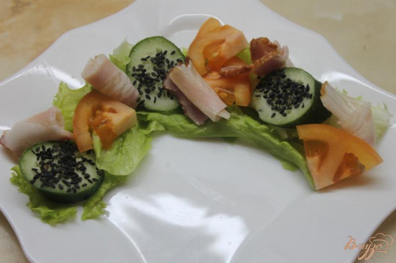 Фото приготовление рецепта: Листовой салат с беконом и овощами шаг №4