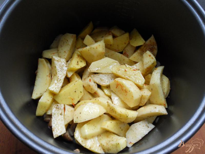 Фото приготовление рецепта: Картофель с грибами и сулугуни в мультиварке шаг №3