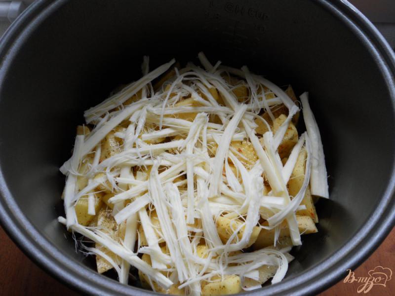 Фото приготовление рецепта: Картофель с грибами и сулугуни в мультиварке шаг №4