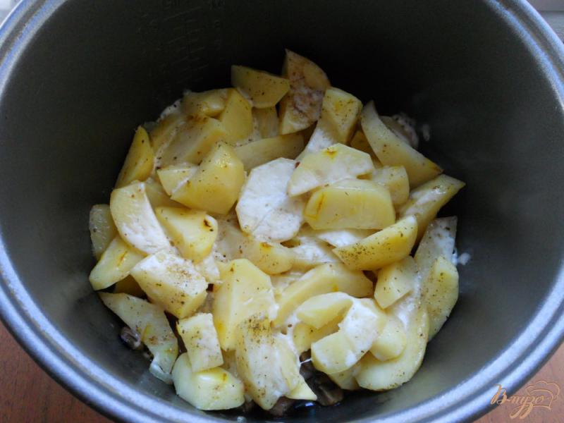 Фото приготовление рецепта: Картофель с грибами и сулугуни в мультиварке шаг №5