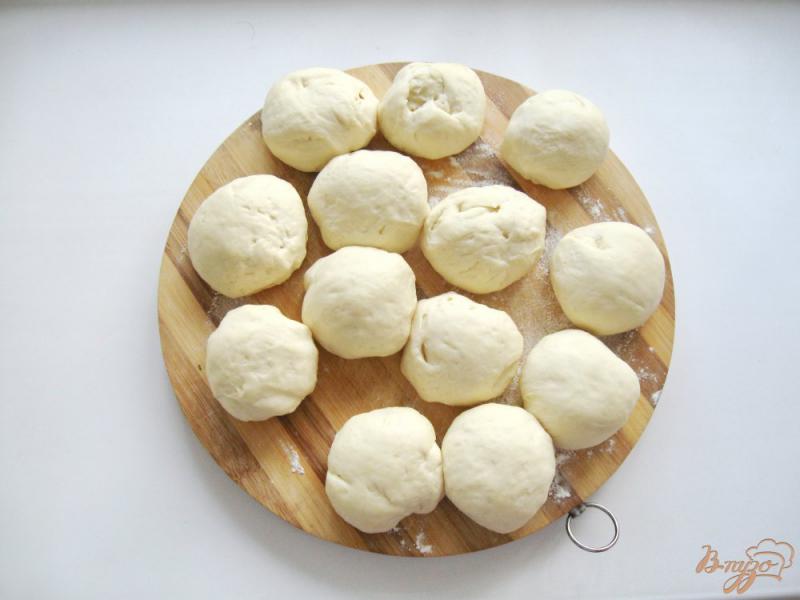 Фото приготовление рецепта: Печеные пирожки с мясом и грибами шаг №6