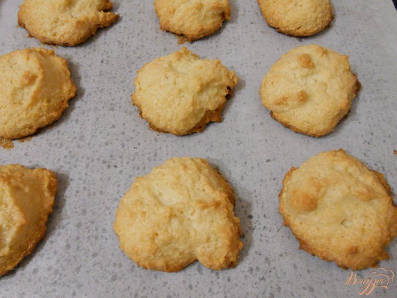 Фото приготовление рецепта: Белковое печенье с кокосом шаг №7
