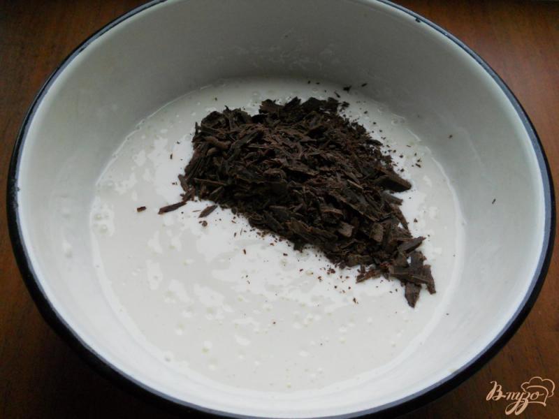 Фото приготовление рецепта: Десерт из кефира с шоколадом шаг №5