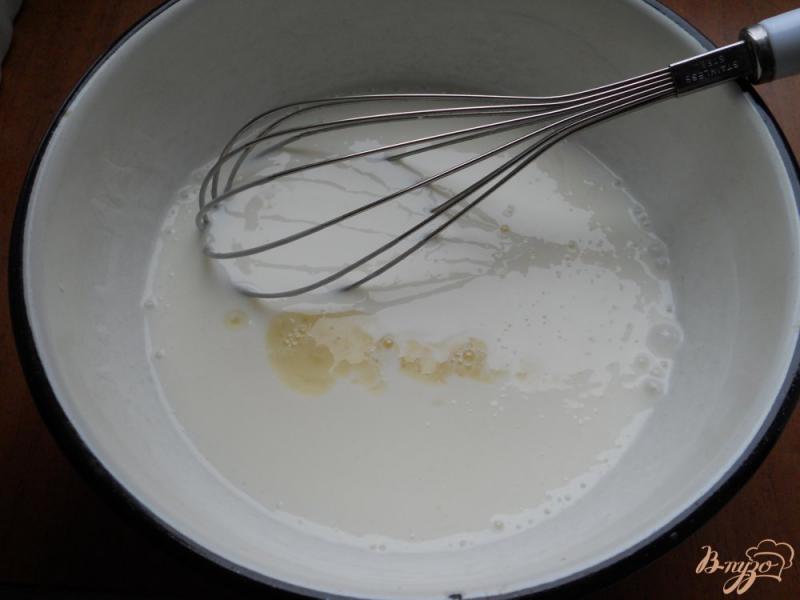 Фото приготовление рецепта: Десерт из кефира с шоколадом шаг №4