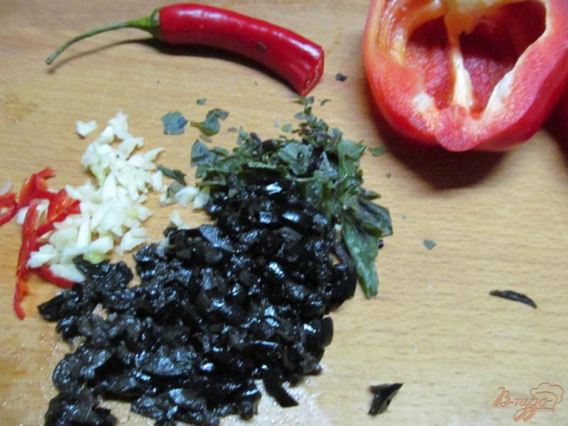 Фото приготовление рецепта: Фаршированные перцы оливками и сыром тофу шаг №2
