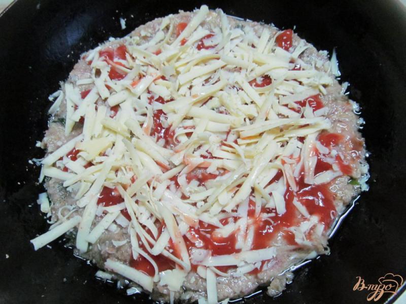 Фото приготовление рецепта: Мясная пицца с помидором и шампиньоном шаг №2