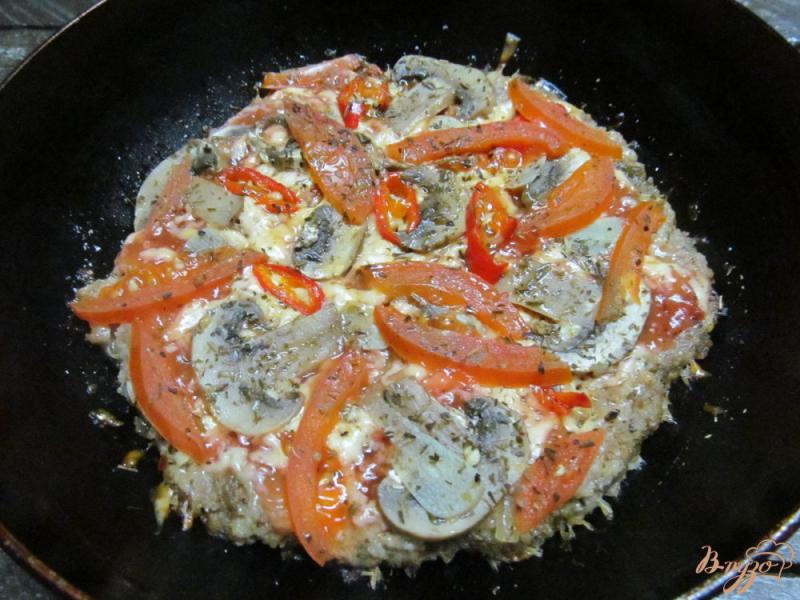 Фото приготовление рецепта: Мясная пицца с помидором и шампиньоном шаг №5