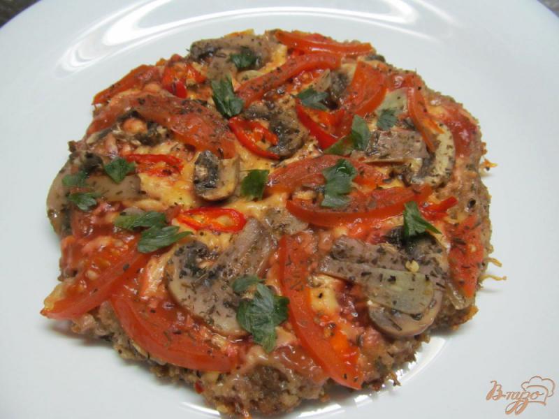 Фото приготовление рецепта: Мясная пицца с помидором и шампиньоном шаг №6