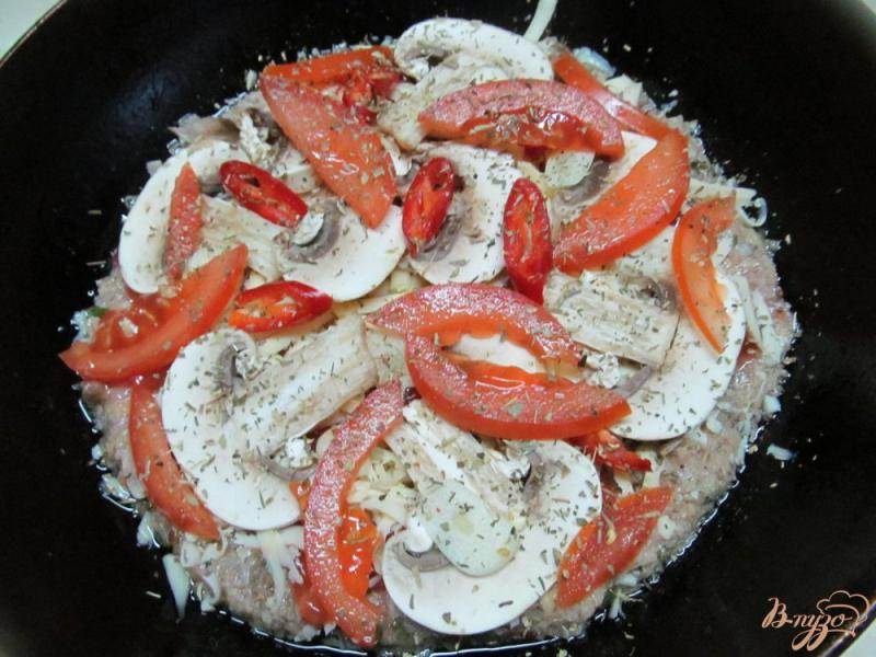 Фото приготовление рецепта: Мясная пицца с помидором и шампиньоном шаг №4