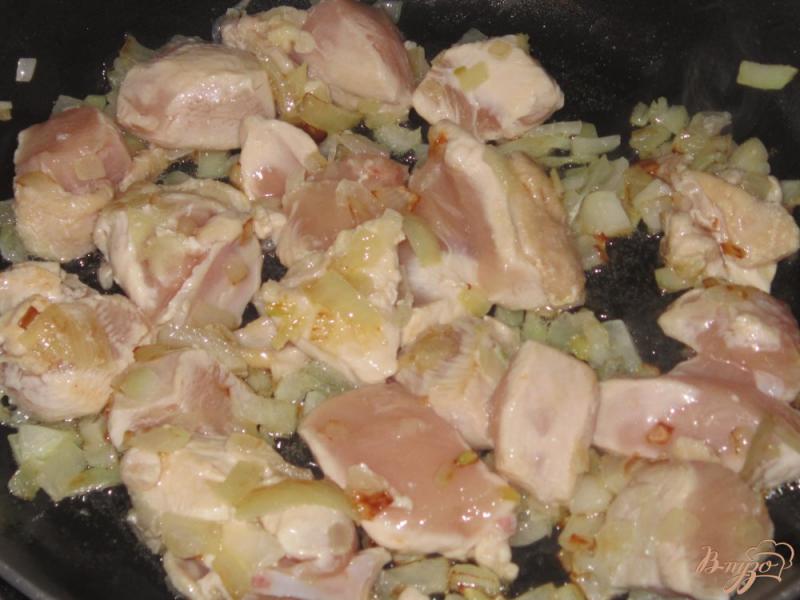 Фото приготовление рецепта: Куриное филе в остром соусе с лапшой шаг №3
