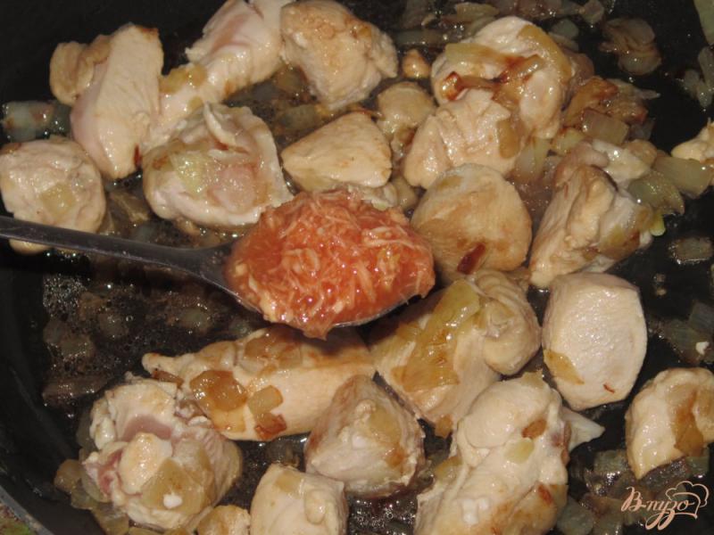 Фото приготовление рецепта: Куриное филе в остром соусе с лапшой шаг №5