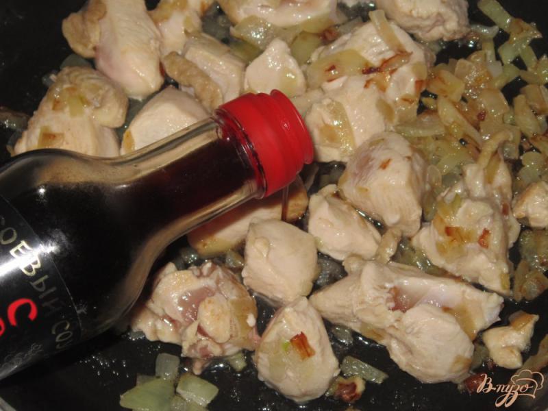 Фото приготовление рецепта: Куриное филе в остром соусе с лапшой шаг №4
