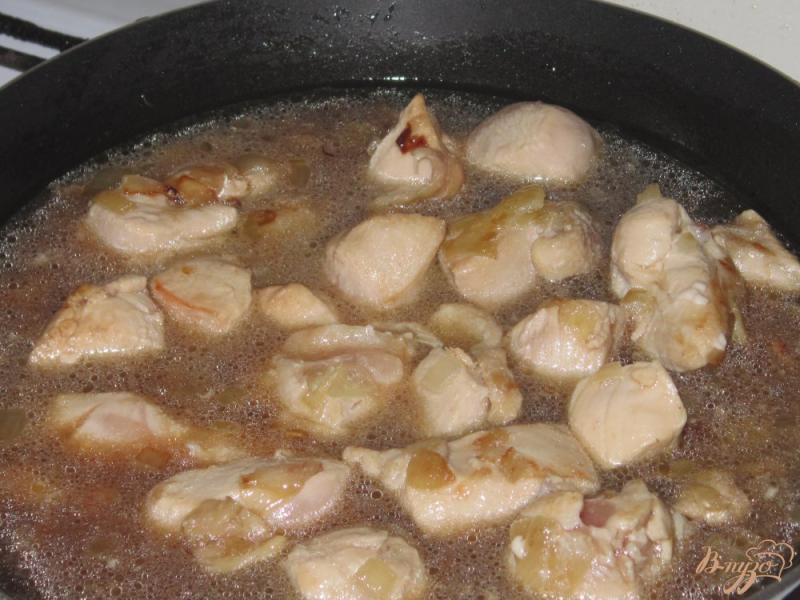 Фото приготовление рецепта: Куриное филе в остром соусе с лапшой шаг №6