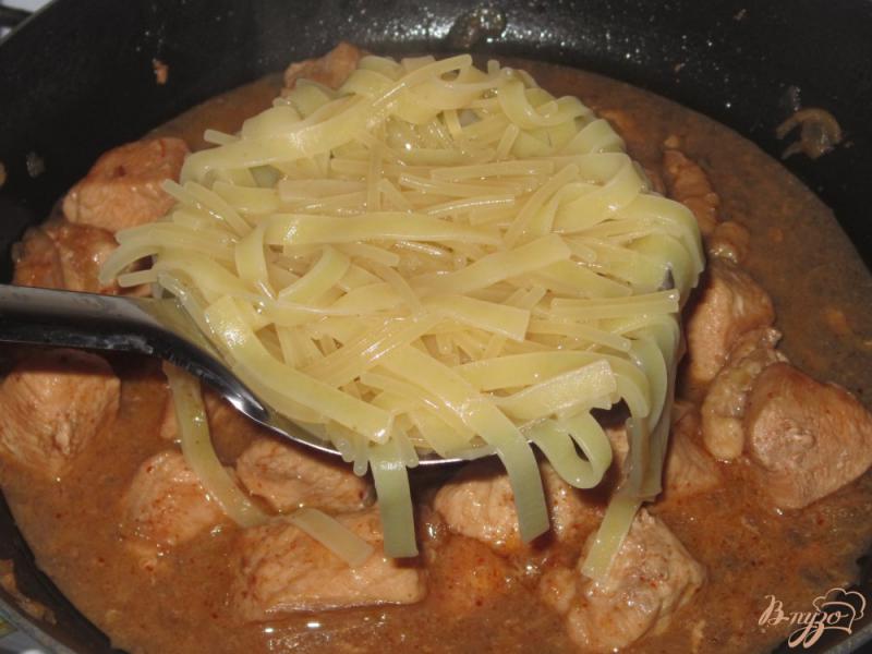 Фото приготовление рецепта: Куриное филе в остром соусе с лапшой шаг №9