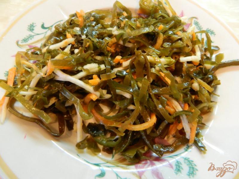Фото приготовление рецепта: Салат под шубой с морской капустой шаг №4