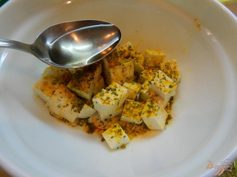 Фото приготовление рецепта: Закуска из маринованного сыра тофу шаг №2