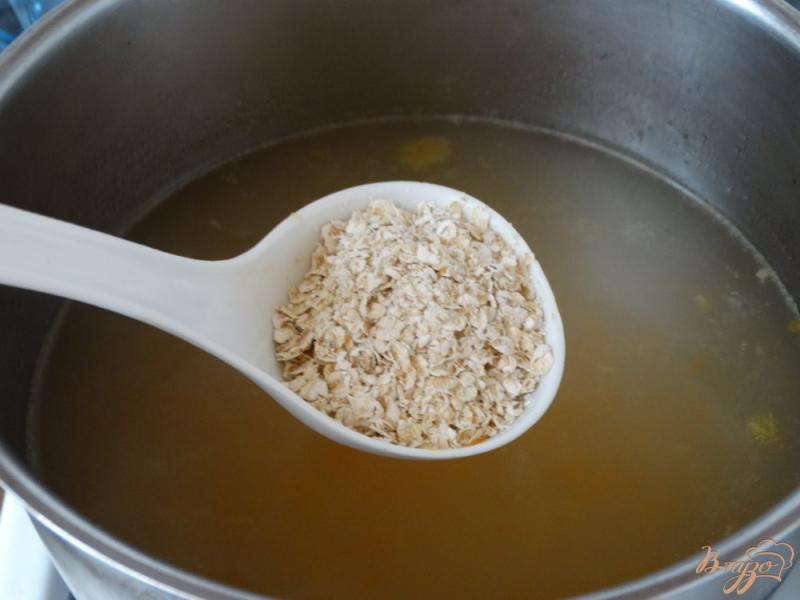 Фото приготовление рецепта: Суп с индейкой и овсянкой шаг №4