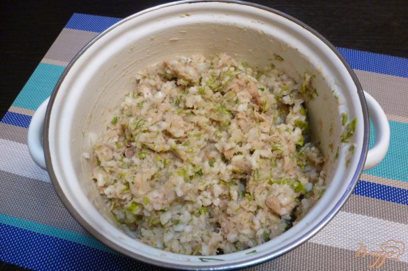 Фото приготовление рецепта: Тефтели с рисом под грибным соусом шаг №1