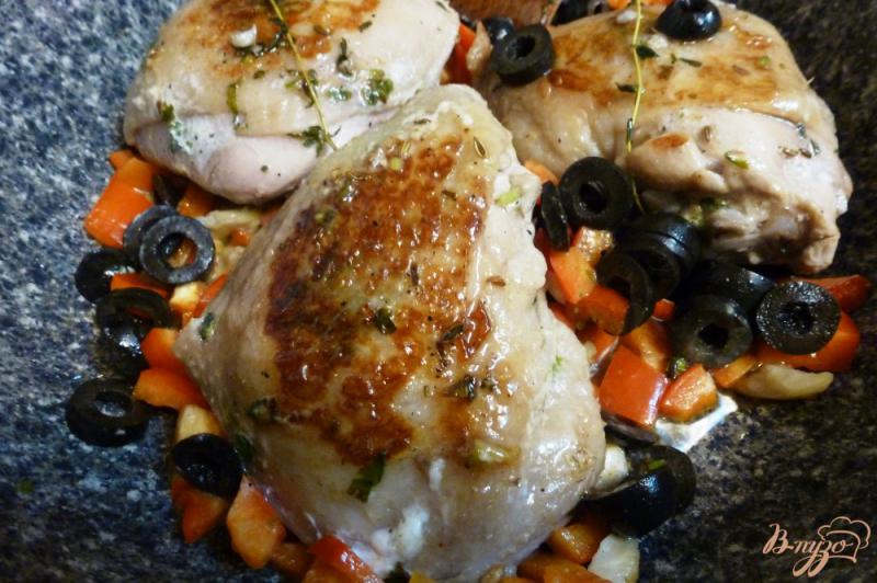 Фото приготовление рецепта: Курица, запеченная в дрожжевом тесте шаг №4