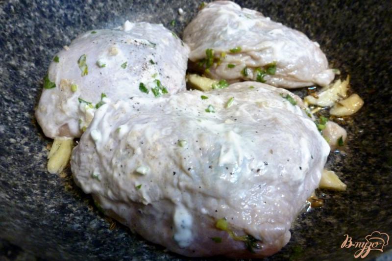 Фото приготовление рецепта: Курица, запеченная в дрожжевом тесте шаг №3