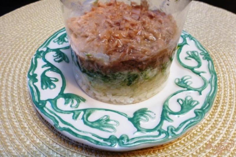 Фото приготовление рецепта: Салат с рисом, яблоком и рыбной консервой шаг №3