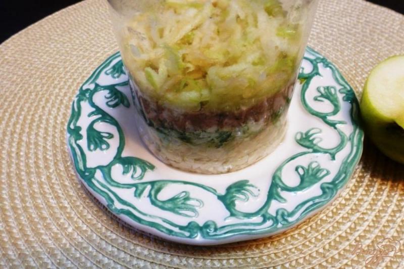 Фото приготовление рецепта: Салат с рисом, яблоком и рыбной консервой шаг №4