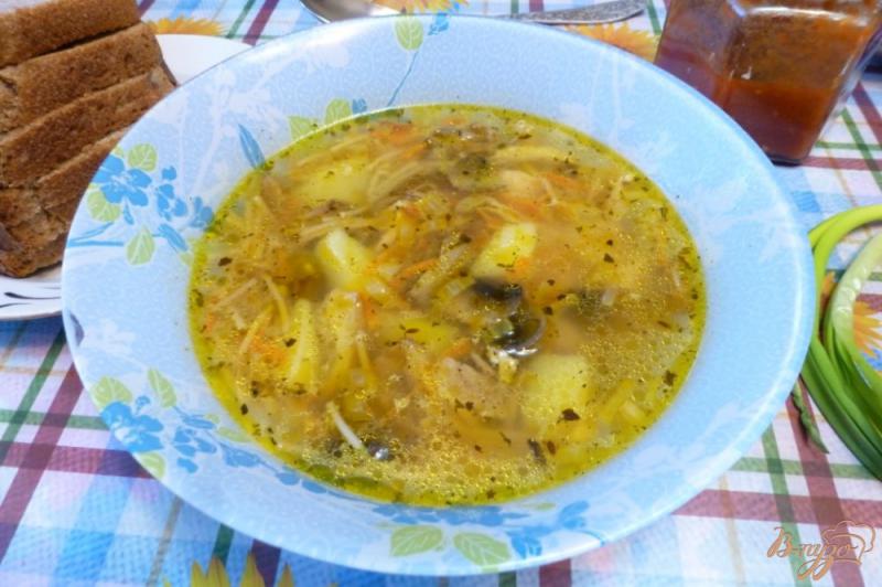 Фото приготовление рецепта: Грибной суп с обжаренной вермишелью шаг №7