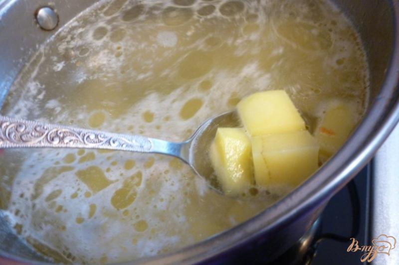 Фото приготовление рецепта: Грибной суп с обжаренной вермишелью шаг №3